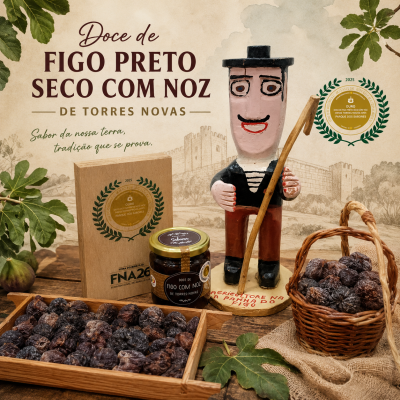 Doce de figo preto seco com noz, frasco de vidro, caixa de cartão, figura em madeira de agricultor, cesto e tabuleiro com figos secos.