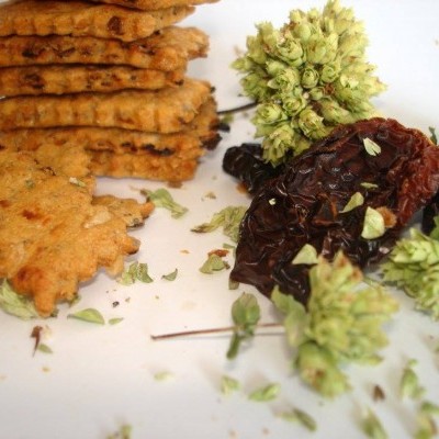 Bolachas alaranjadas com folhas verdes e pimentos secos