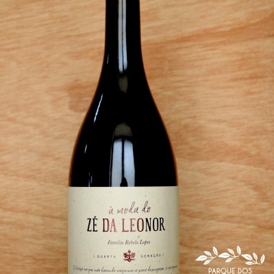 Garrafa de vinho tinto com rótulo branco e texto à moda do ZÉ DA LEONOR