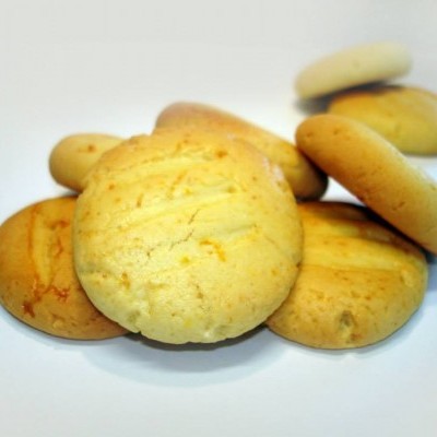 Bolachas redondas amarelo claro e castanho claro sobre fundo branco