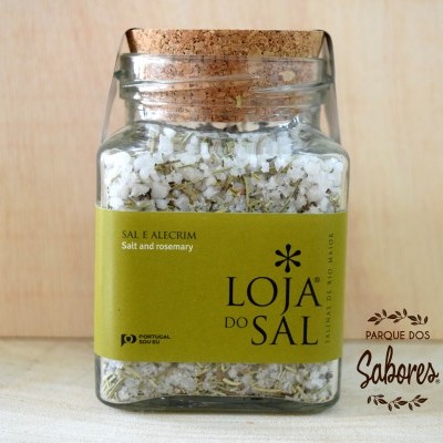 Frasco de vidro com sal e alecrim com rótulo verde-oliva e tampa de cortiça.