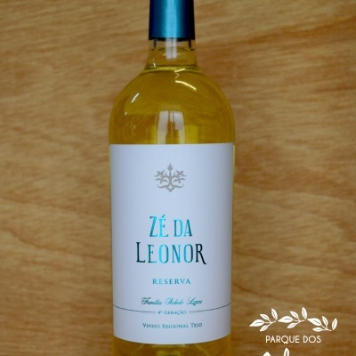 Garrafa de vinho branco Zé da Leonor Reserva com rótulo branco e cápsula azul