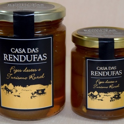 Dois frascos de compota com etiquetas pretas e tampas douradas