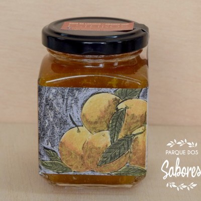 Frasco de vidro com geleia e rótulo de pêssegos.