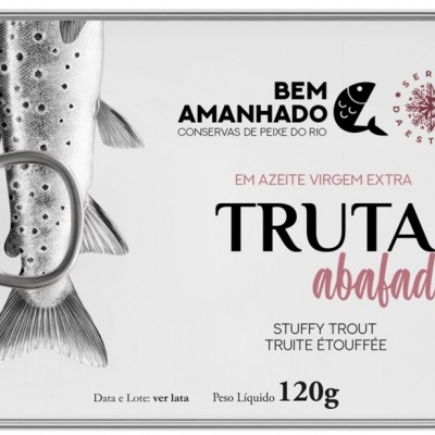 Lata de conserva de truta em azeite virgem extra com imagem de peixe e texto. 
