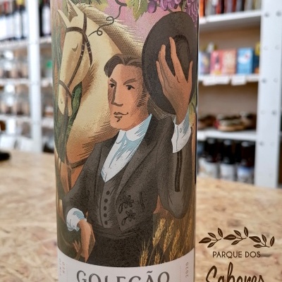 Garrafa de vinho tinto com rótulo ilustrado de homem e cavalo e texto Parque dos Sabores