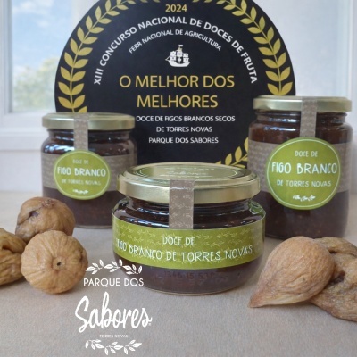 Frascos de doce de figo branco de Torres Novas com figos secos ao redor e cartaz de prémio ao fundo