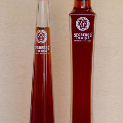 Duas garrafas de licor artesanal Segredos da Tradição Ginja com logo Parque dos Sabores