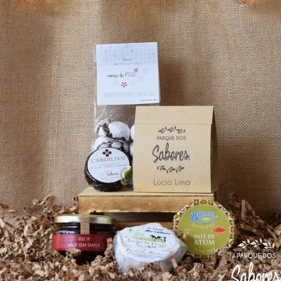 Conjunto de produtos gourmet com embalagens rústicas e potes sobre aparas de madeira