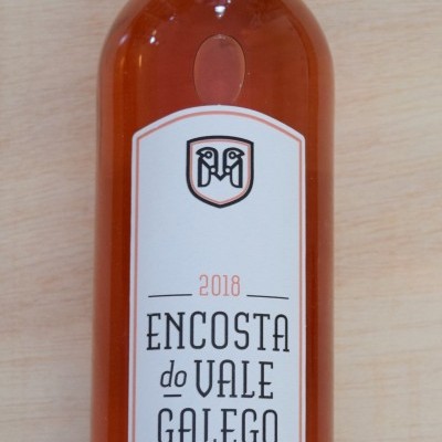 Garrafa de vinho rosé Encosta do Vale Galego com rótulo branco sobre superfície de madeira clara