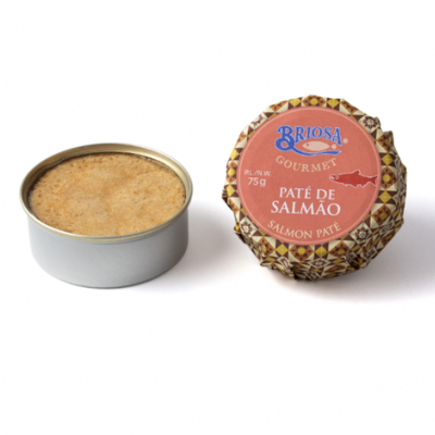 Duas latas de paté de salmão, uma aberta e outra embalada com rótulo vermelho e padrão geométrico