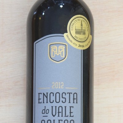 Garrafa de vinho tinto Reserva Encosta do Vale Galego 2012 com rótulo cinza e em fundo claro