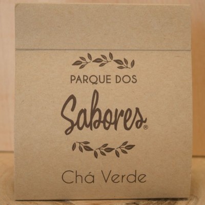 Embalagem de chá verde Parque dos Sabores em papel castanho com texto em castanho e decoração de ramos com folhas.