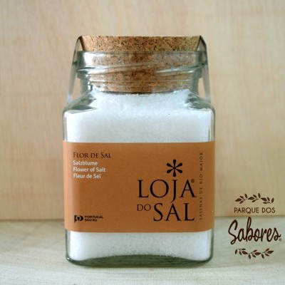 Frasco quadrado de vidro com tampo de cortiça contendo flor de sal e rótulo laranja