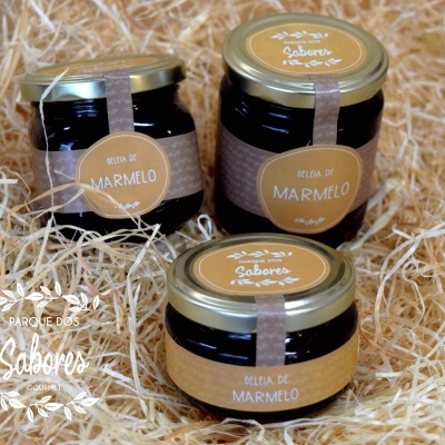 Frascos de geleia de marmelo com rótulos castanhos sobre palha