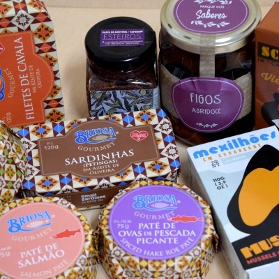 Conjunto de produtos alimentares embalados em latas e frascos com rótulos coloridos