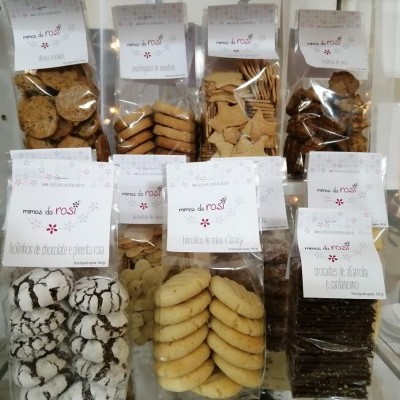 Pacotes de biscoitos variados em prateleira