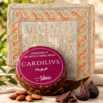 Produto alimentar circular com etiqueta vinho, figos, amêndoas, chocolate e mosaico ao fundo