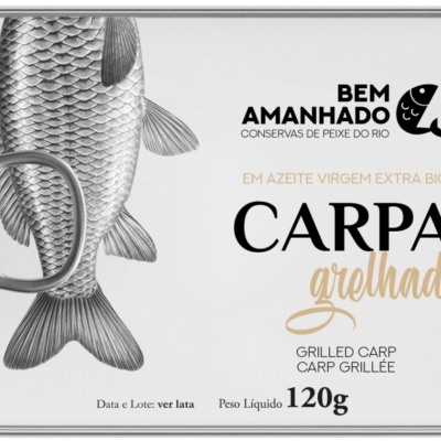 Lata metálica de carpa grelhada com ilustração de peixe e texto em português