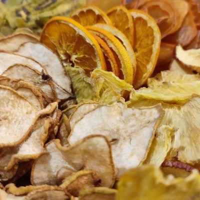 Frutos secos desidratados variados, incluindo laranja, maçã e ananás