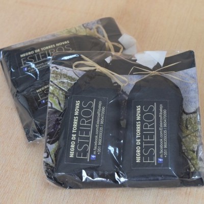 Pacotes de Mistura de Torres Novas Esteiros em embalagem plástica preta sobre madeira clara