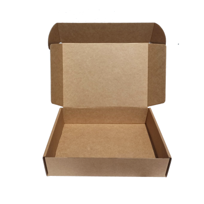 Caixa de cartão castanha aberta sobre superfície branca