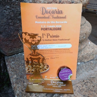 Troféu dourado em acrílico com certificado laranja da feira de doçaria tradicional de Portalegre