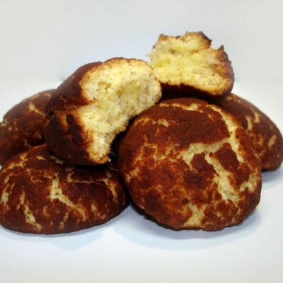 Broas redondas com padrão rachado castanho e amarelo