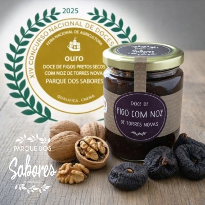 Frasco de doce de figo com noz, nozes e figos secos sobre mesa de madeira com selo de prémio