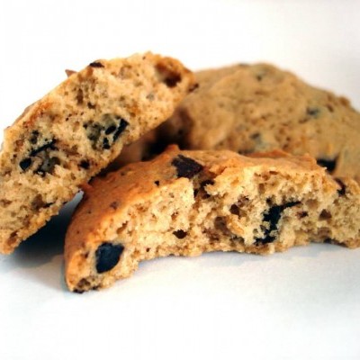 Bolachas com pedaços de chocolate sobre superfície branca