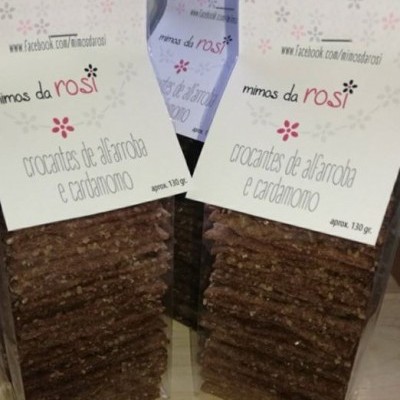 Pacotes transparentes com biscoitos crocantes de alfarroba e cardamomo com etiquetas brancas