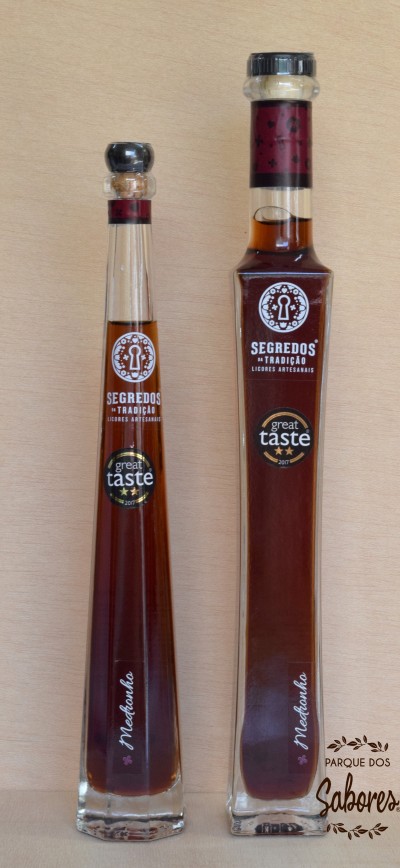 Duas garrafas de licor artesanal com rótulo Segredos da Tradição e selo great taste