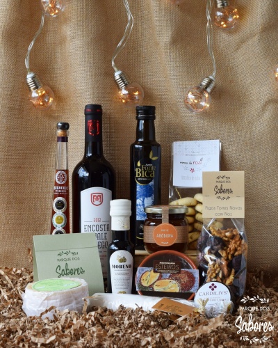 Caixa de produtos gourmet com azeite, vinho, queijo, mel, nozes e cartão de marca Parque dos Sabores