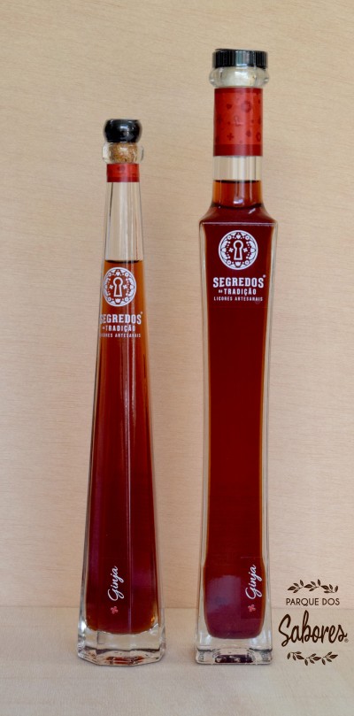 Duas garrafas de licor artesanal Segredos da Tradição Ginja com logo Parque dos Sabores