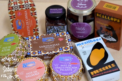 Conjunto de produtos alimentares embalados em latas e frascos com rótulos coloridos