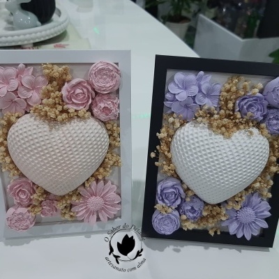 Dois quadros decorativos com corações e flores secas cor-de-rosa e lilás
