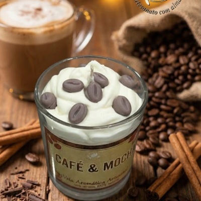 Vela aromática de café e mocha em vidro com decoração de feijões de café em cera