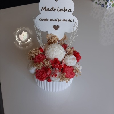 Arranjo decorativo com flores vermelhas e brancas e placa Madrinha Gosto muito de ti !