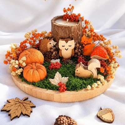 Arranjo decorativo com velas, figuras de animais, abóboras, cogumelo e flores secas