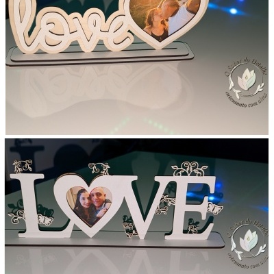 Dois molduras fotográficas em madeira com a palavra LOVE e espaço para fotos em forma de coração.