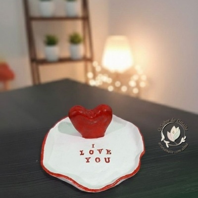 Prato decorativo branco e vermelho com coração e frase I LOVE YOU em mesa preta