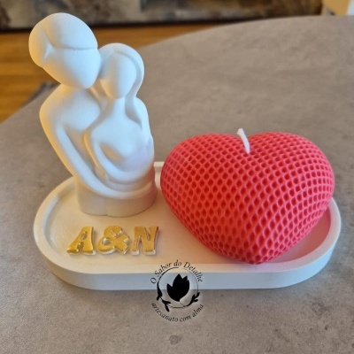 Velas decorativas com forma de casal e coração em base branca