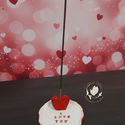 Suporte de incenso branco com detalhes vermelhos e frase I LOVE YOU