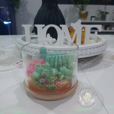 Vela aromática em copo de vidro com flores e cactos em cera verde e rosa e rótulo FLOR DO DESERTO