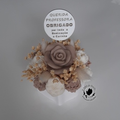 Arranjo decorativo com flores artificiais e placa para professora
