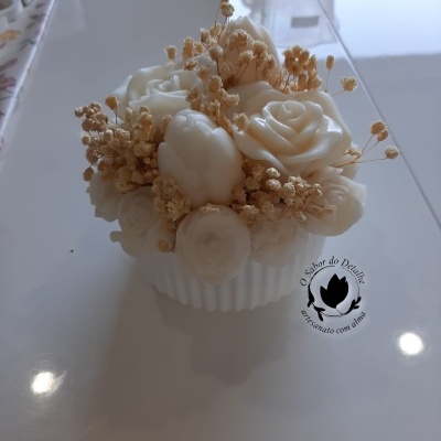 Arranjo decorativo com flores artificiais brancas e secas em vaso branco canelado