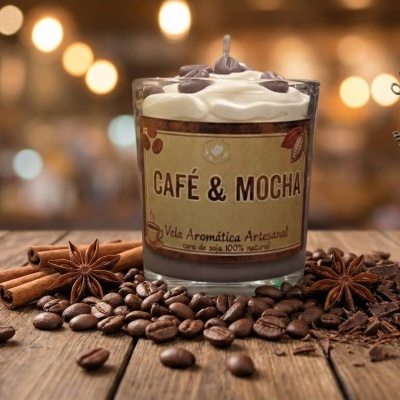 Vela aromática Café & Mocha em copo de vidro com grãos de café, canela, anis e chocolate sobre mesa de madeira