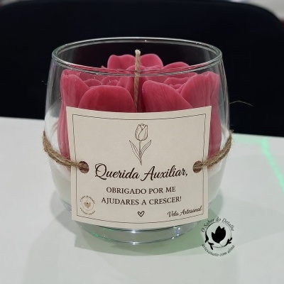 Vela artesanal em copo vidro com cera branca e decoração rosa em formato de pétalas