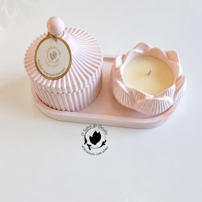 Conjunto cerâmico rosa com vela em forma de flor e frasco com tampa e etiqueta