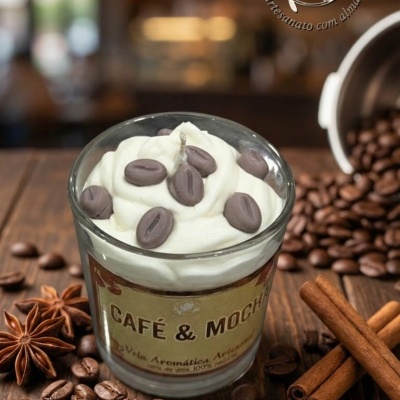 Vela aromática café e mocha em copo de vidro com decoração temática de café e especiarias